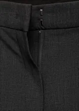 Pantalon de vestir estilo flare en color gris oscuro, con diseño de corte campana, bolsillos laterales y cierre oculto con botón, gancho y cremallera.