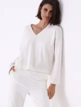 Sweater color crudo con escote en V y lurex.