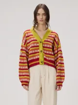 Cardigan crop de punto con diseño de rayas horizontales en tonos tierra, rojo y amarillo, con mangas semiabullonadas, hombros caídos y cierre frontal de botones.