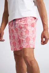 Short de baño con cintura elástica y cordón ajustable, confeccionado en tela ligera de secado rápido. Presenta un estampado botánico integral en tonos amarillos, blancos y azules, con dos bolsillos delanteros y uno posterior.