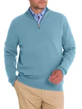 Sweater celeste de punto con cuello alto y medio cierre frontal, confeccionado en mezcla de lana extrafina y cashmere, de manga larga y calce regular.