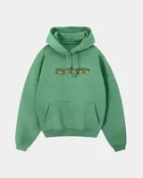 Buzo con capucha y bolsillo frontal tipo canguro, color verde, con estampa central de volquetas y letras amarillas.