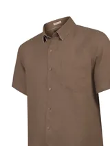 Camisa de manga corta RKF confeccionada en lino color marrón, con cuello camisero abotonado, bolsillo frontal en el pecho y cierre central con botones.
