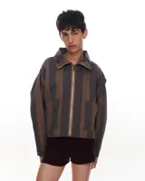 Chaqueta corta con cierre, a rayas verticales marrones y grises, con cuello clásico y bolsillos frontales.