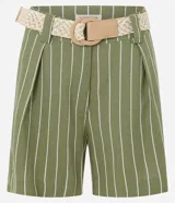Short de viscosa y lino color verde con rayas verticales blancas, de tiro alto y calce holgado. Incluye un cinturón de ráfia trenzado en color beige y cuenta con bolsillos laterales.