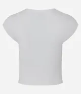 Blusa blanca sin mangas, confeccionada en tejido rib con textura de rayas.