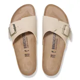 Sandalias Birkenstock modelo Catalina BF, color beige claro, con una única correa ancha ajustable con hebilla dorada y suela de corcho.