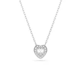 Colgante con cadena plateada y dije en forma de corazón con cristal central y halo de pavé transparente.