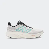Championes de running New Balance Fresh Foam X 1080 V13, color gris claro con detalles en turquesa y negro. Presentan una entresuela gruesa de espuma blanca con tecnología Fresh Foam X y logo "N" lateral en turquesa.