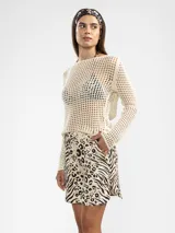 Sweater de tejido calado negro, con manga larga y cuello bote.