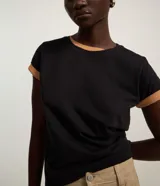 Remera básica de cuello redondo y manga corta, confeccionada en algodón peruano de alta calidad. Presenta un diseño liso y versátil, ideal para uso diario.
