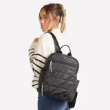 Mochila color beige con diseño acolchado en forma de rombos. Tiene un bolsillo frontal con cierre, un bolsillo lateral abierto y un compartimento principal con cierre. Las correas son ajustables y tiene un asa superior.