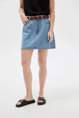 Minifalda de denim en color azul oscuro, con tiro alto, bolsillos delanteros y traseros, costuras en contraste y cierre frontal con botón y cremallera.