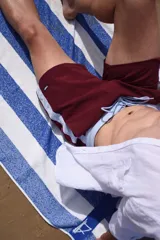 Short de baño burdeos con cintura celeste y cordón blanco.