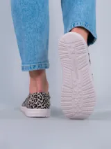 Zapato tipo slip on Hush Puppies con capellada de tela estampada en animal print de leopardo, suela de EVA flexible y liviana con tecnología ZeroG.