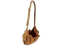 Cartera bucket mini de gamuza marrón tostado, modelo de Schutz con correa ajustable para el hombro y detalles de cadena dorada con dije frontal.