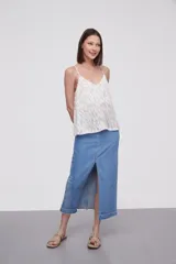 Musculosa de satén con estampado abstracto, breteles finos y escote en V.