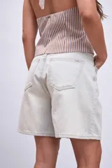 Bermuda de jean celeste claro, de corte recto y tiro alto.