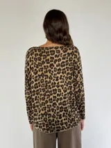 Sweater de animal print color marrón y negro, con escote en V y mangas largas.