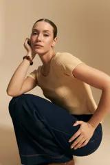 Remera de rib con escote redondo y manga corta, confeccionada en tejido acanalado que se ajusta al cuerpo.