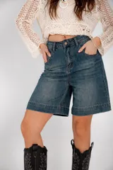 Bermuda de jean azul claro, corte a la rodilla, con bolsillos delanteros y traseros.