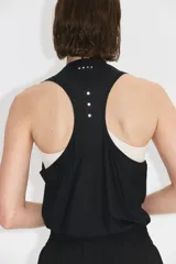 Musculosa deportiva DryMove color negro, con cuello redondo, corte estándar y aberturas laterales en el bajo.