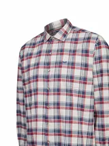 Camisa de manga larga para hombre, con estampado de tartán en tonos blanco, rojo y azul marino. Presenta cuello clásico, cierre frontal abotonado y un bolsillo en el pecho con el logo de la marca bordado.