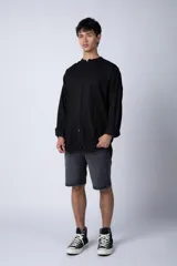 Camisa de lino color blanco con cuello mao y cierre frontal de botones. Presenta mangas largas con puños simples y un corte clásico.