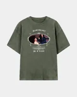 Remera oversize color verde militar con efecto acid wash, cuello redondo y estampa frontal alusiva a la película Blue Velvet.