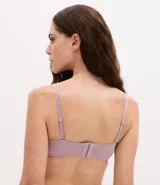 Soutien sin breteles color marrón, con copa hueca, tirantes desmontables y cierre en la espalda.