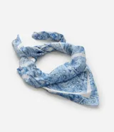 Pañuelo cuadrado de satén color celeste con estampado paisley en blanco.
