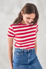 Remera de viscosa con elastano, a rayas horizontales rojas y blancas, de corte ajustado.