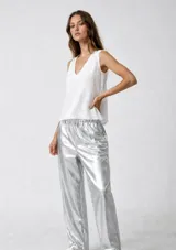 Pantalón dorado de calce relajado, cintura elástica, bolsillos delanteros y traseros, de textura suave y liviana.