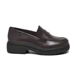 Zapato tipo mocasín de cuero color bordó, con suela track de plataforma negra y detalle de antifaz en el empeine.