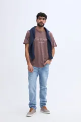 Remera de algodón con efecto lavado de estilo vintage, color marrón, con diseño de estampado tipográfico en el pecho.