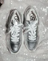 Championes plateados con cordones blancos y suela blanca.