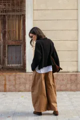 Buzo tejido en mohair de corte crop, con cuello redondo, mangas largas y tajos laterales en el ruedo.