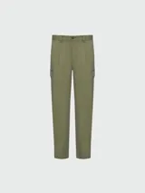 Pantalón cargo de corte recto en color verde militar, con bolsillos laterales tipo cargo y cierre frontal con botón y cremallera.