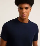 Remera slim fit de algodón color beige, con cuello redondo, manga corta y textura acanalada.