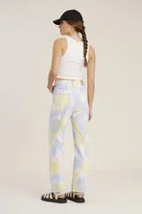 Remera musculosa negra de algodón.