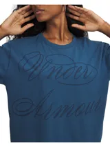 Remera de manga corta Under Armour con corte holgado y hombros caídos. Presenta un diseño de cuello acanalado y un estampado gráfico con el nombre de la marca en el frente.