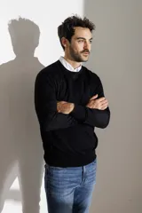 Sweater negro de lana merino con cuello redondo.