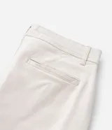 Pantalón masculino de corte skinny confeccionado en sarga de algodón con elastano. Presenta cierre frontal con botón y cremallera, cintura con trabillas y bolsillos laterales y traseros.