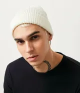 Gorro de lana acrílica con textura acanalada y borde inferior plegado.