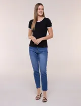 Remera básica de modal acanalado de la marca Elie Tahari, color blanco con ribetes en contraste negro en el cuello y las mangas cortas, de corte ajustado.