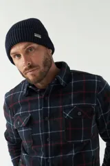 Sobrecamisa polar a cuadros azul marino, con bolsillos tipo cartera y laterales, logo en grifa de goma y fit regular.