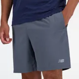 Short deportivo New Balance de 7 pulgadas, color gris, con calzoncillo interno, bolsillos laterales y tecnología NB DRY que elimina la humedad.