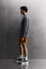 Camiseta negra de entrenamiento de corte regular fit, confeccionada en tejido técnico ligero y elástico. Cuenta con cuello redondo, mangas largas, costuras planas y logo estampado. Zara Athleticz.