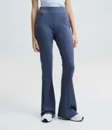 Pantalón flare de microfibra color verde militar, con cintura ancha y diseño ceñido en muslos con corte acampanado hacia el bajo.
