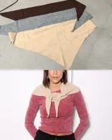Pañuelo de forma triangular confeccionado en tejido de punto suave. Accesorio versátil diseñado para ser utilizado de diversas maneras, ya sea anudado al cuello, en la cabeza o como complemento decorativo.